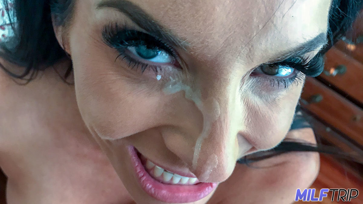Divorced MILF gets huge facial